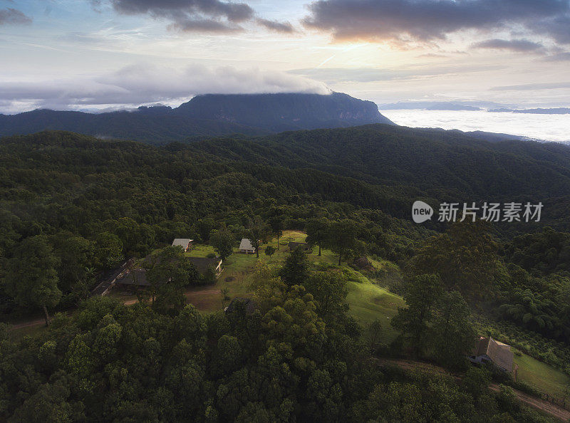 在泰国清迈省Doi Mae Taman的San Pak Kia的Doi Lung Chiang Dao日出时的美丽景色。